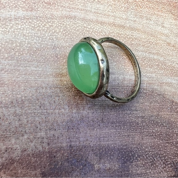 Hammered Gold Tone and Green Stone Jade Style Ring Size 7 - Picture 4 of 6